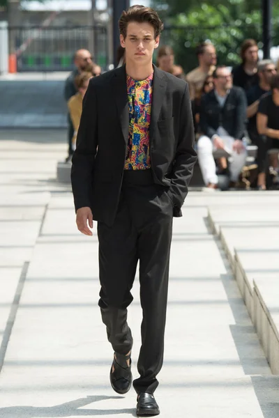 Look 32